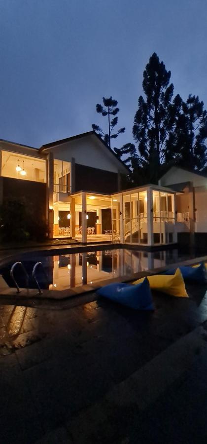 Villa Aurora Cisarua Buitenkant foto